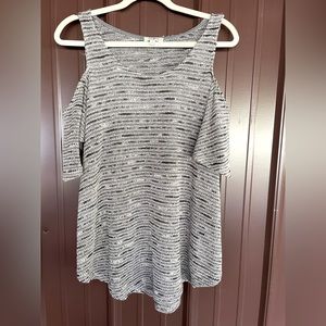 Umgee Womens Top Size L Gray Cold Shoulder Knit Short Sleeve Round Neck